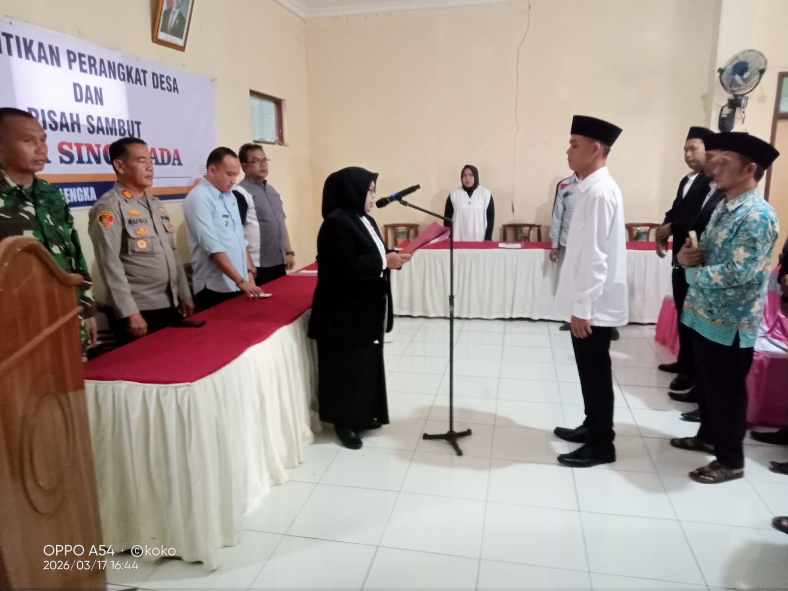 Pengambilan Sumpah Jabatan Perangkat Desa oleh Ibu Kepala Desa Singawada